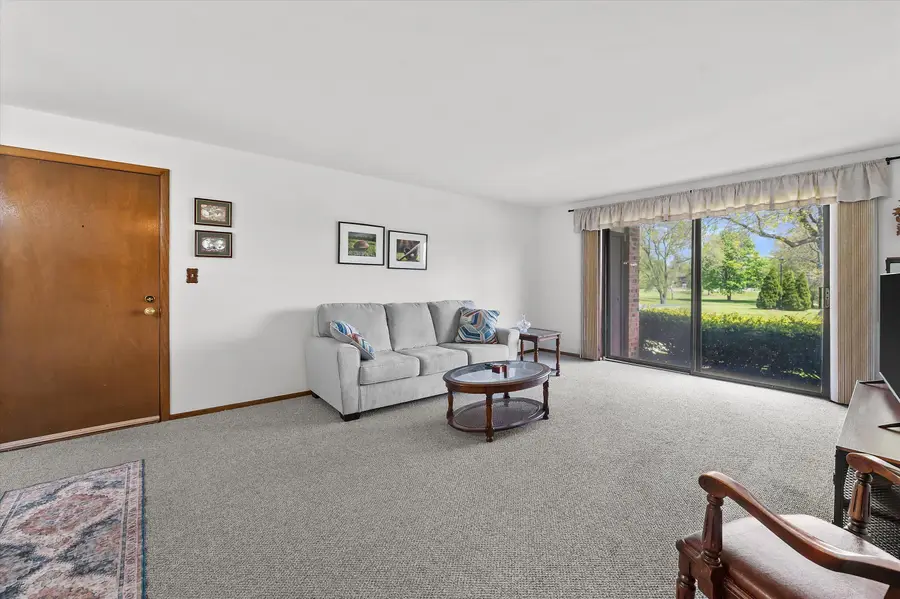 301 Park Hill Dr, Pewaukee, WI 53072 - #3