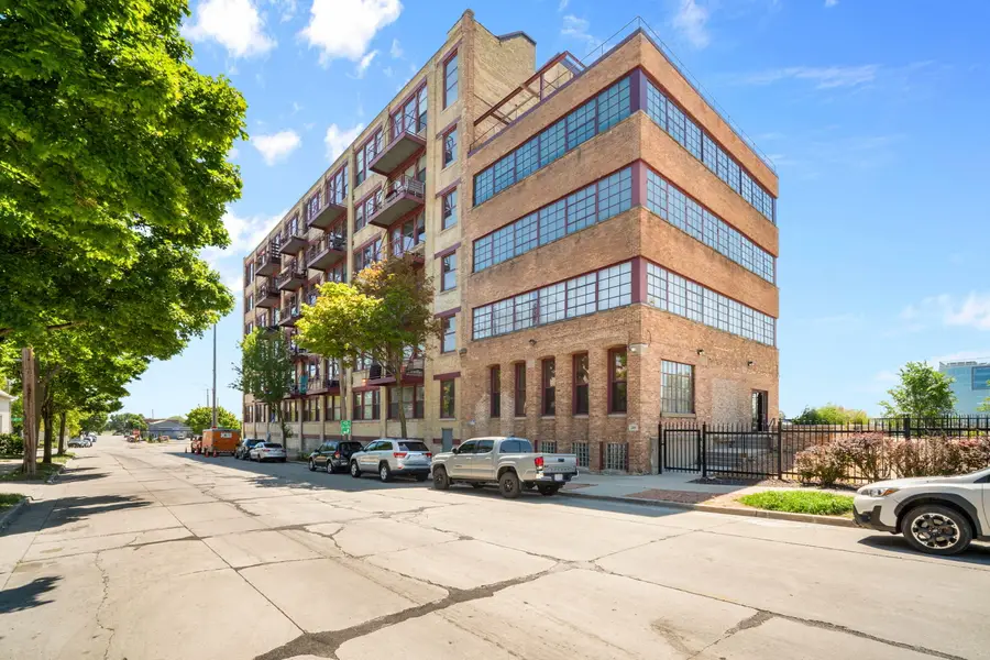 215 W Maple St, Milwaukee, WI 53204 - #2