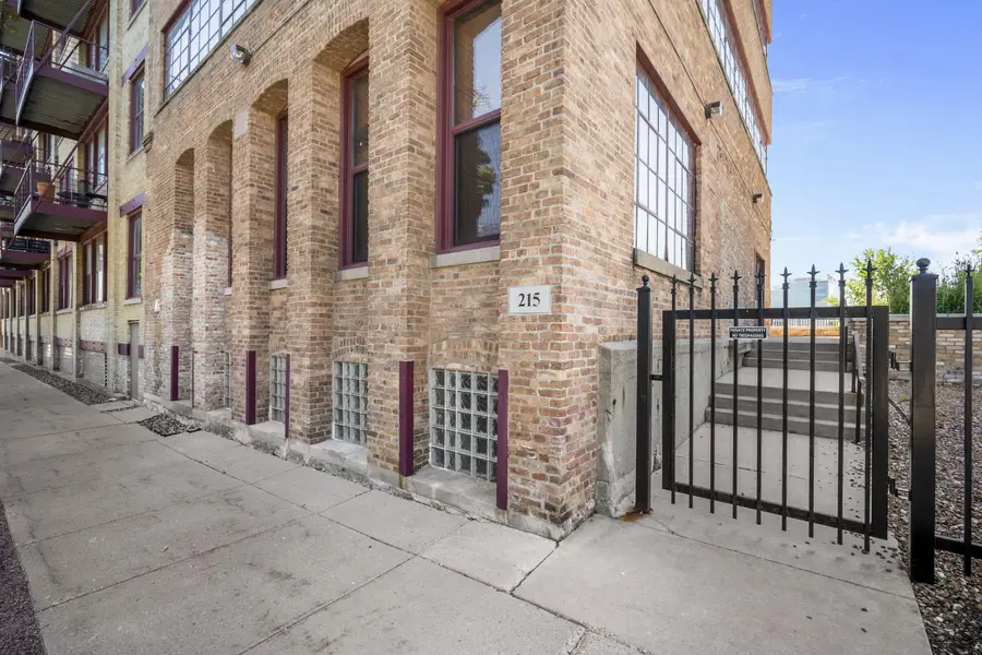 215 W Maple St, Milwaukee, WI 53204 - #3