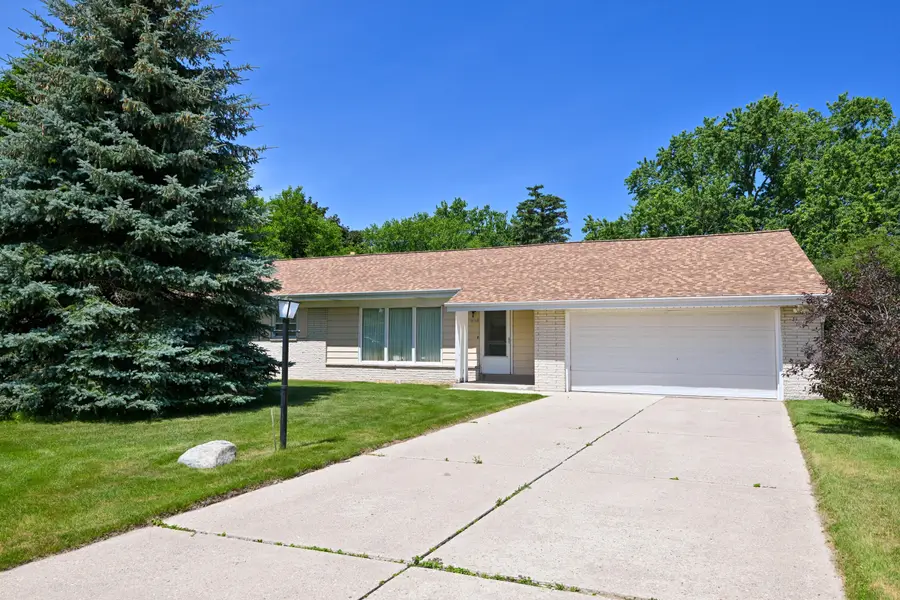 8048 N Greenview Ct, Brown Deer, WI 53223 - #2