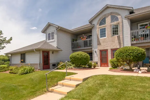 859 Quinlan Dr, Pewaukee, WI 53072