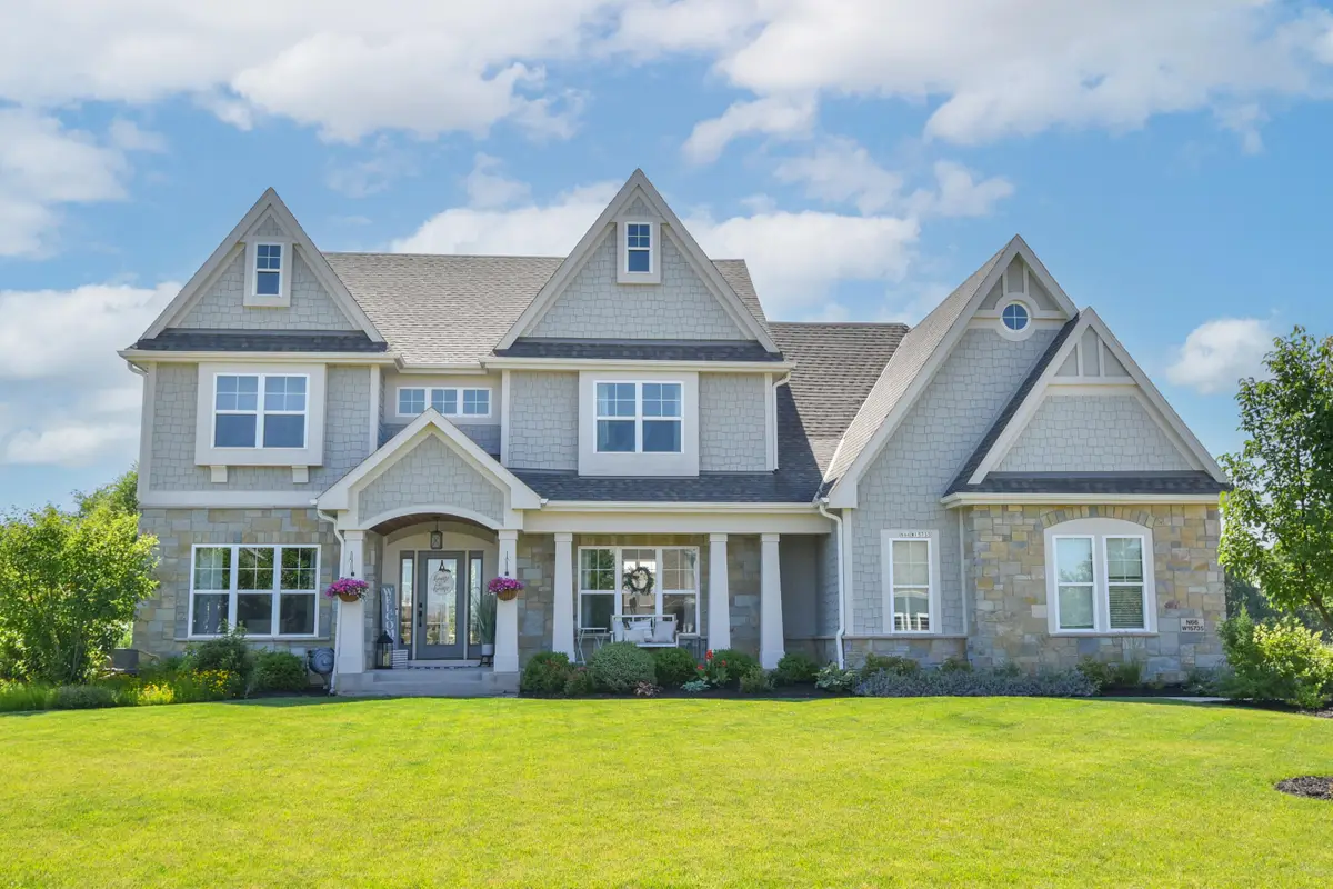 N66W15735 Fox Meadow Dr, Menomonee Falls, WI 53051 - #1