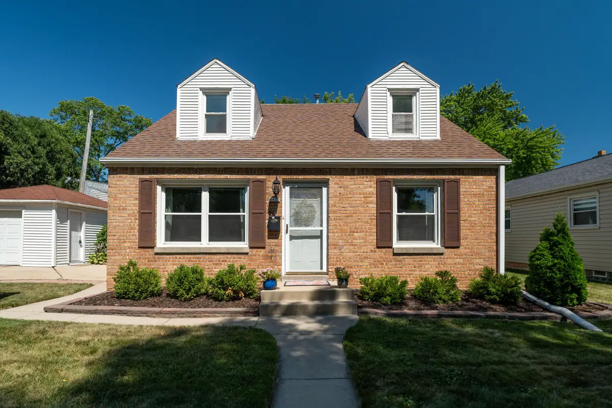 9420 W Saint Paul Ave, Milwaukee, WI 53226 - #1