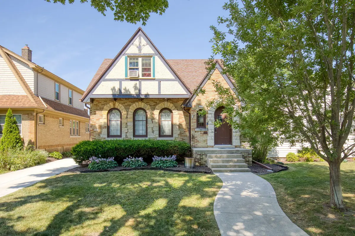2571 N 62nd St, Wauwatosa, WI 53213 - #1