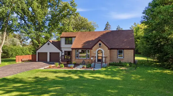 1429 W Homestead Trl, Mequon, WI 53092