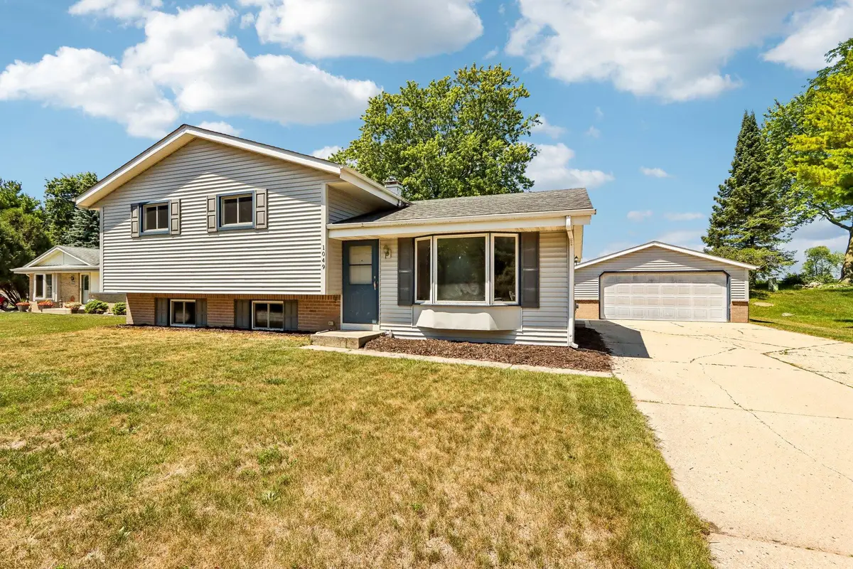 1049 S Glencrest Ct, Saukville, WI 53080 - #1