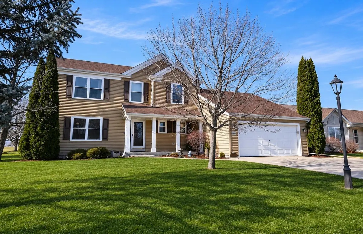 W142N9823 Amber Dr, Germantown, WI 53022 - #1