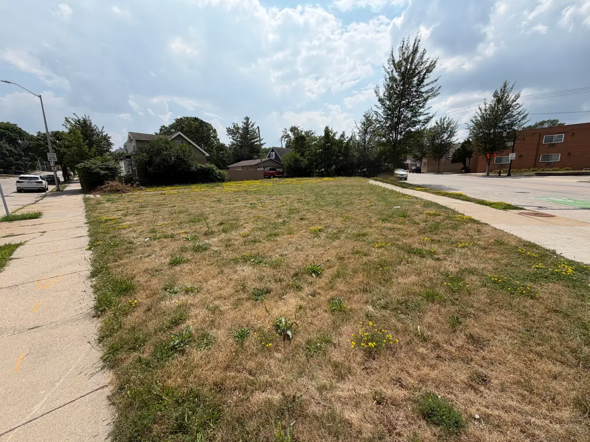 9201 W National Ave, West Allis, WI 53227 - #1
