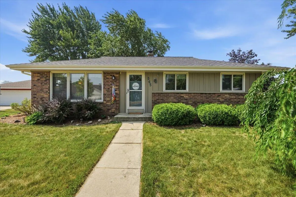 545 E Estates Pl, Oak Creek, WI 53154 - #1