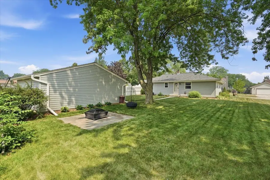 545 E Estates Pl, Oak Creek, WI 53154 - #2