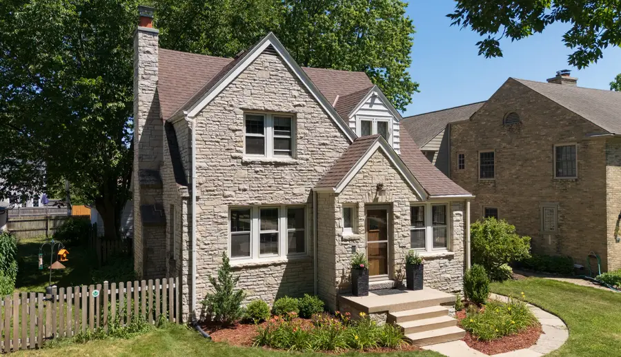 5244 N Shoreland Ave, Whitefish Bay, WI 53217 - #2