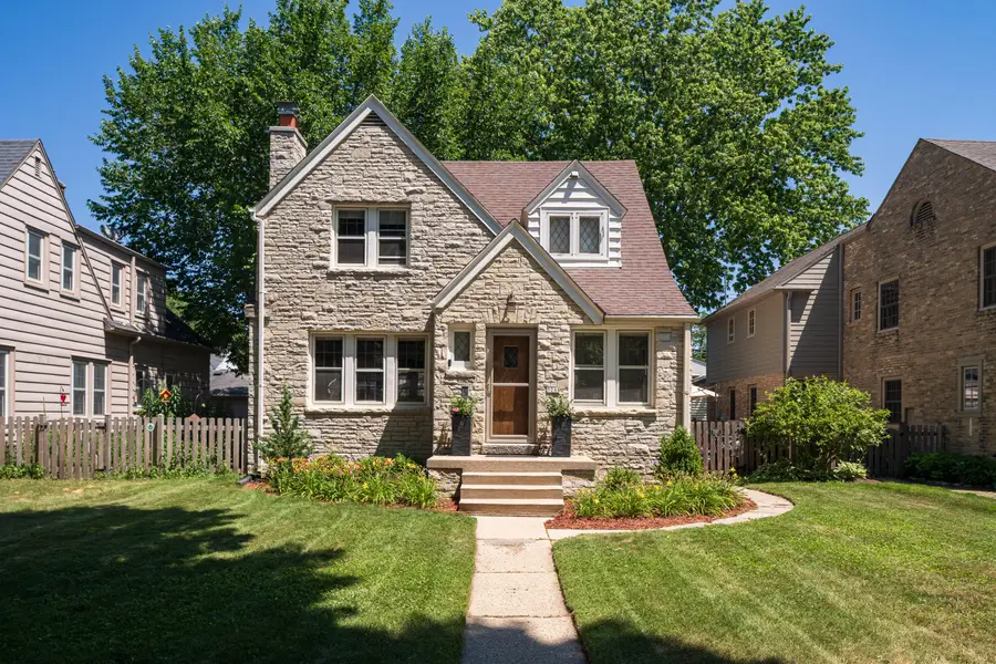 5244 N Shoreland Ave, Whitefish Bay, WI 53217 - #3