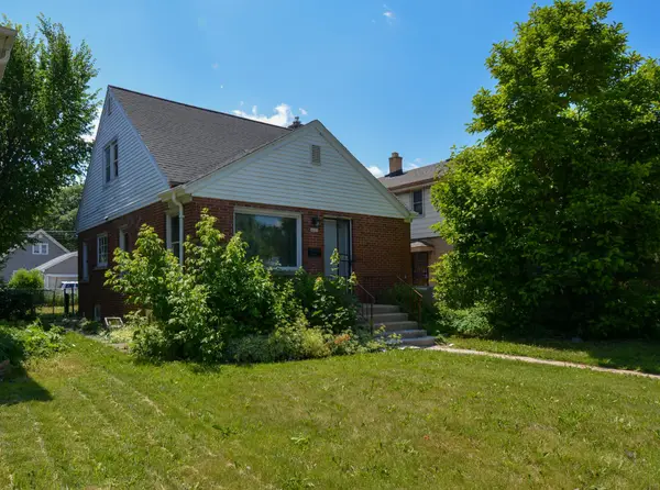 4623 W Fond Du Lac Ave, Milwaukee, WI 53216