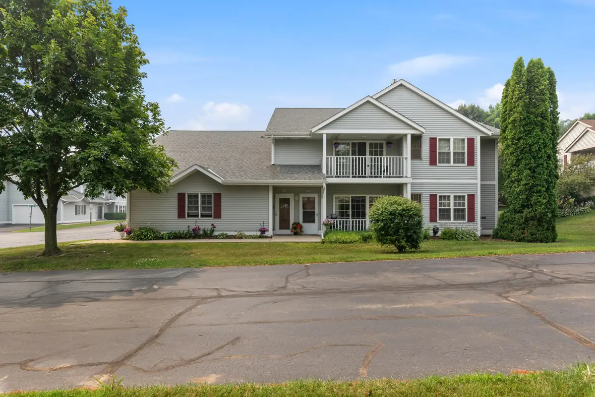 191 Bur Oak Ln, Grafton, WI 53024 - #1