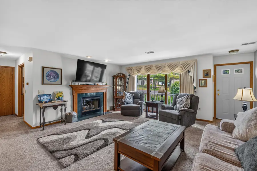 191 Bur Oak Ln, Grafton, WI 53024 - #3