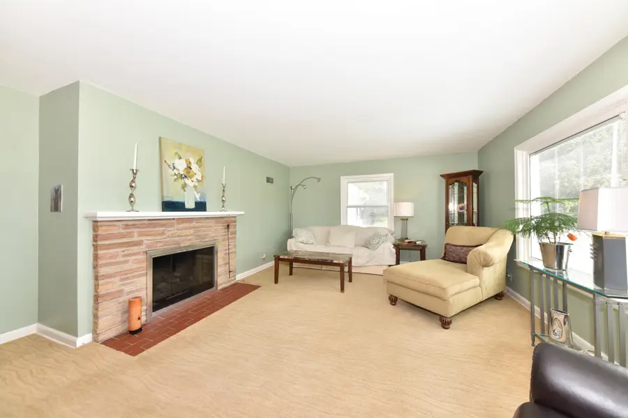 211 E Alta Loma Cir, Thiensville, WI 53092 - #3