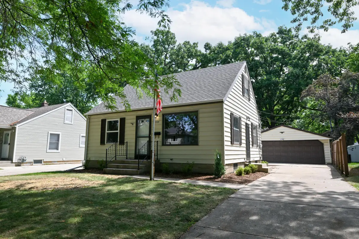 1020 S 111th St, West Allis, WI 53214 - #1
