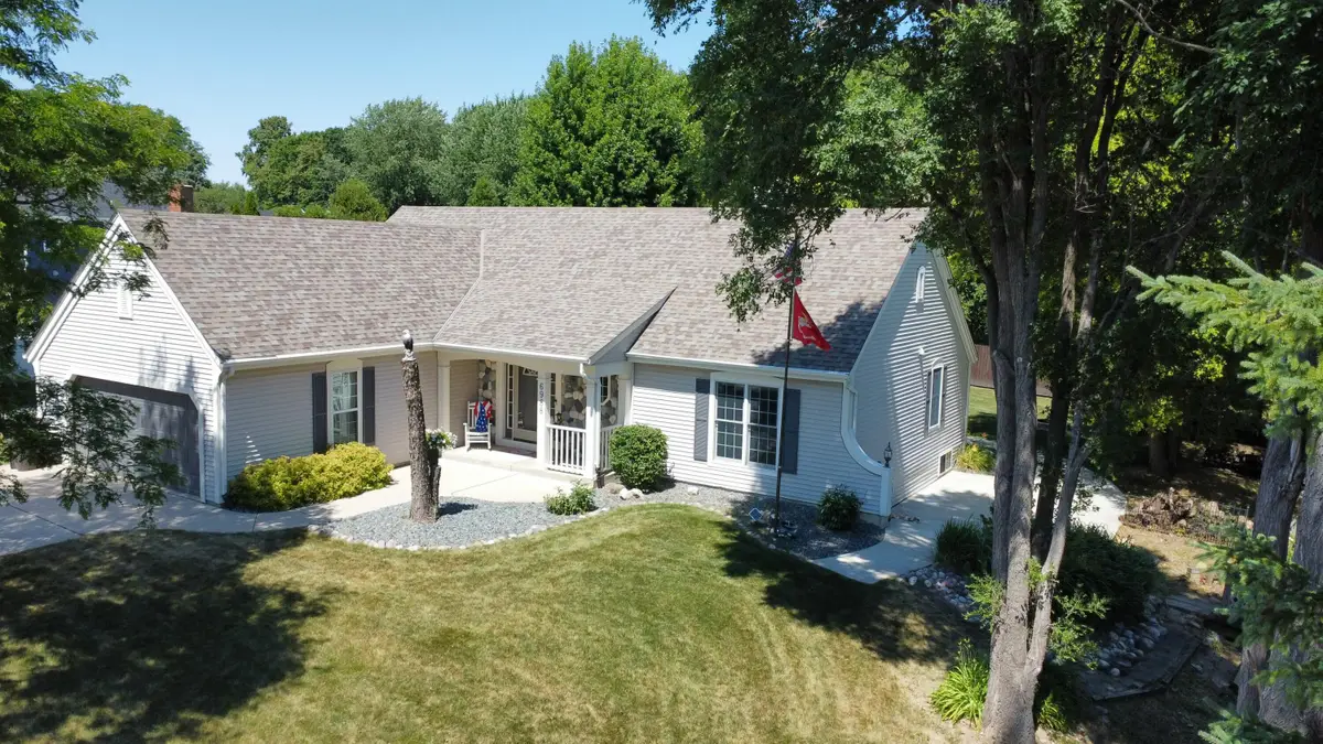 6988 W Southview Dr, Franklin, WI 53132 - #1