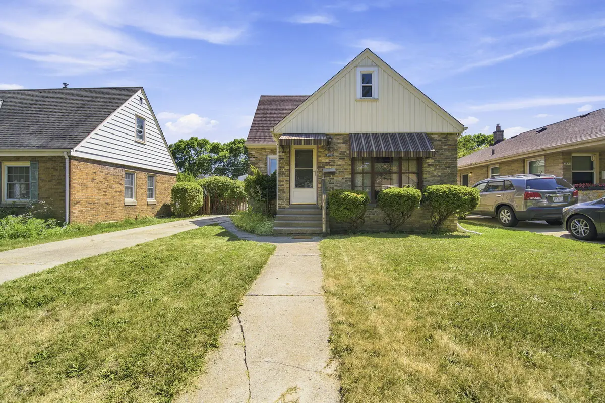 2915 E Allerton Ave, Saint Francis, WI 53235 - #1