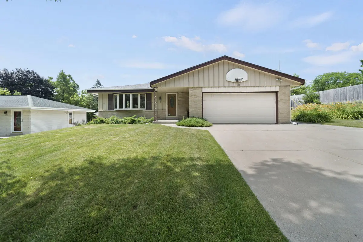 4109 W Hemlock St, Milwaukee, WI 53209 - #1