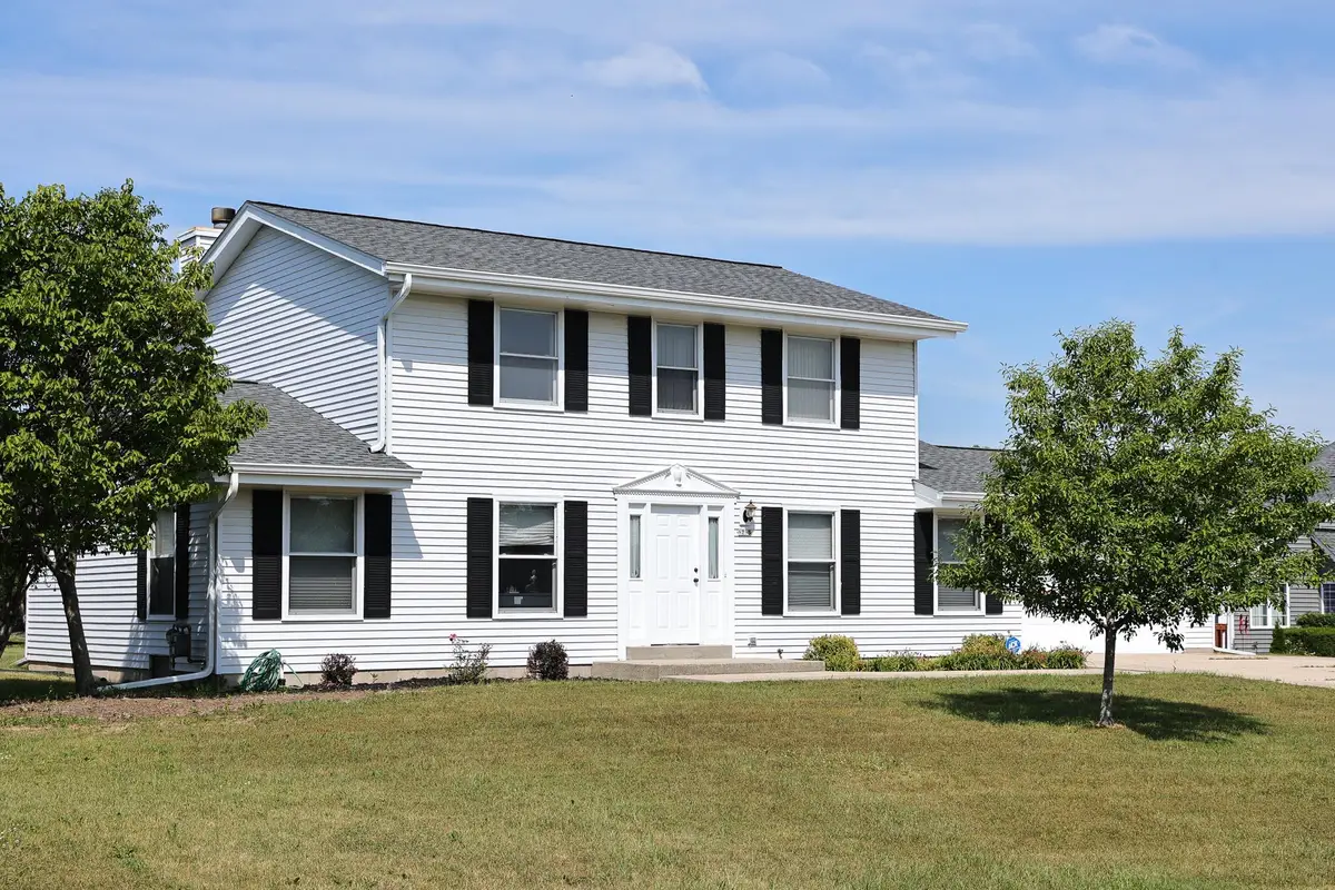 8795 S Lizanne Dr, Oak Creek, WI 53154 - #1