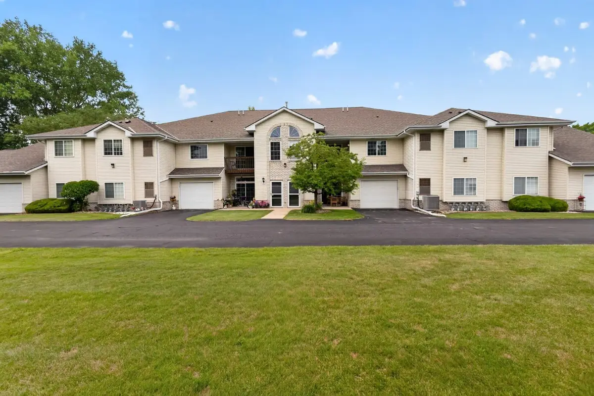 6115 S Creekside Dr, Cudahy, WI 53110 - #1