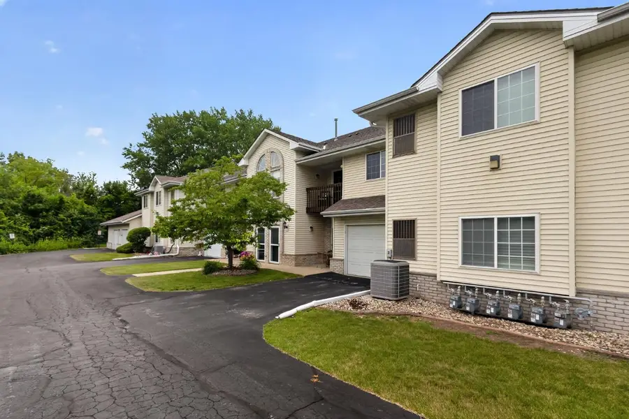 6115 S Creekside Dr, Cudahy, WI 53110 - #3