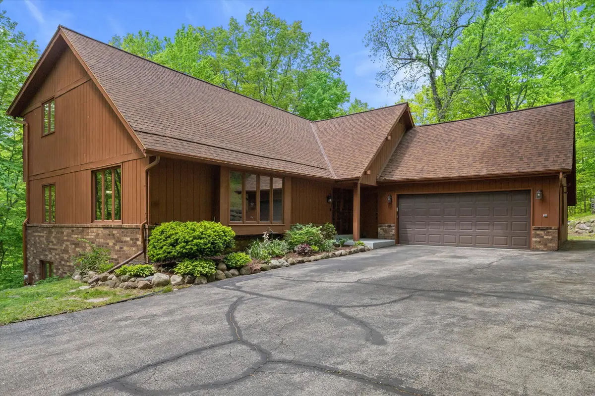 S87W28270 Lookout Ln, Mukwonago, WI 53149 - #1