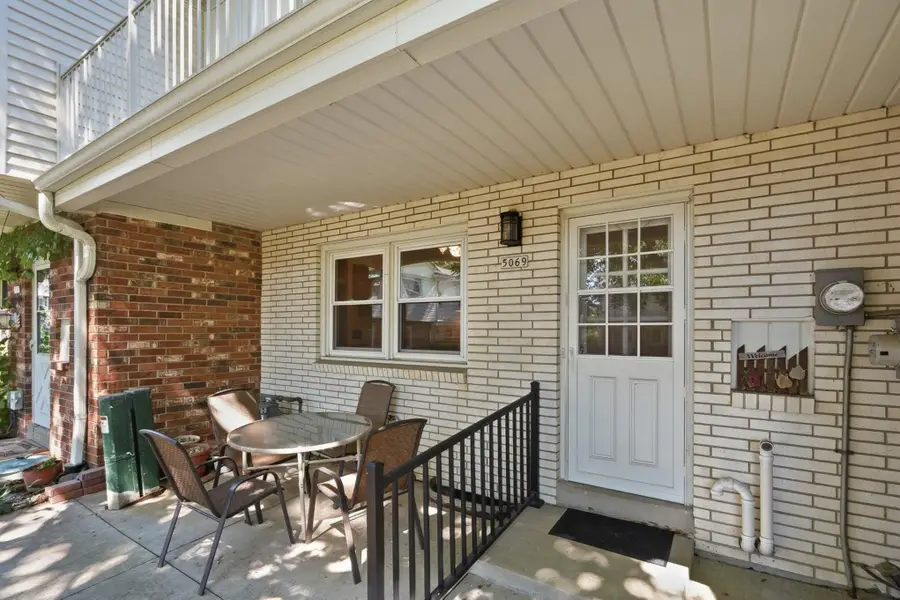 5069 W Colonial Ct, Greenfield, WI 53220 - #2