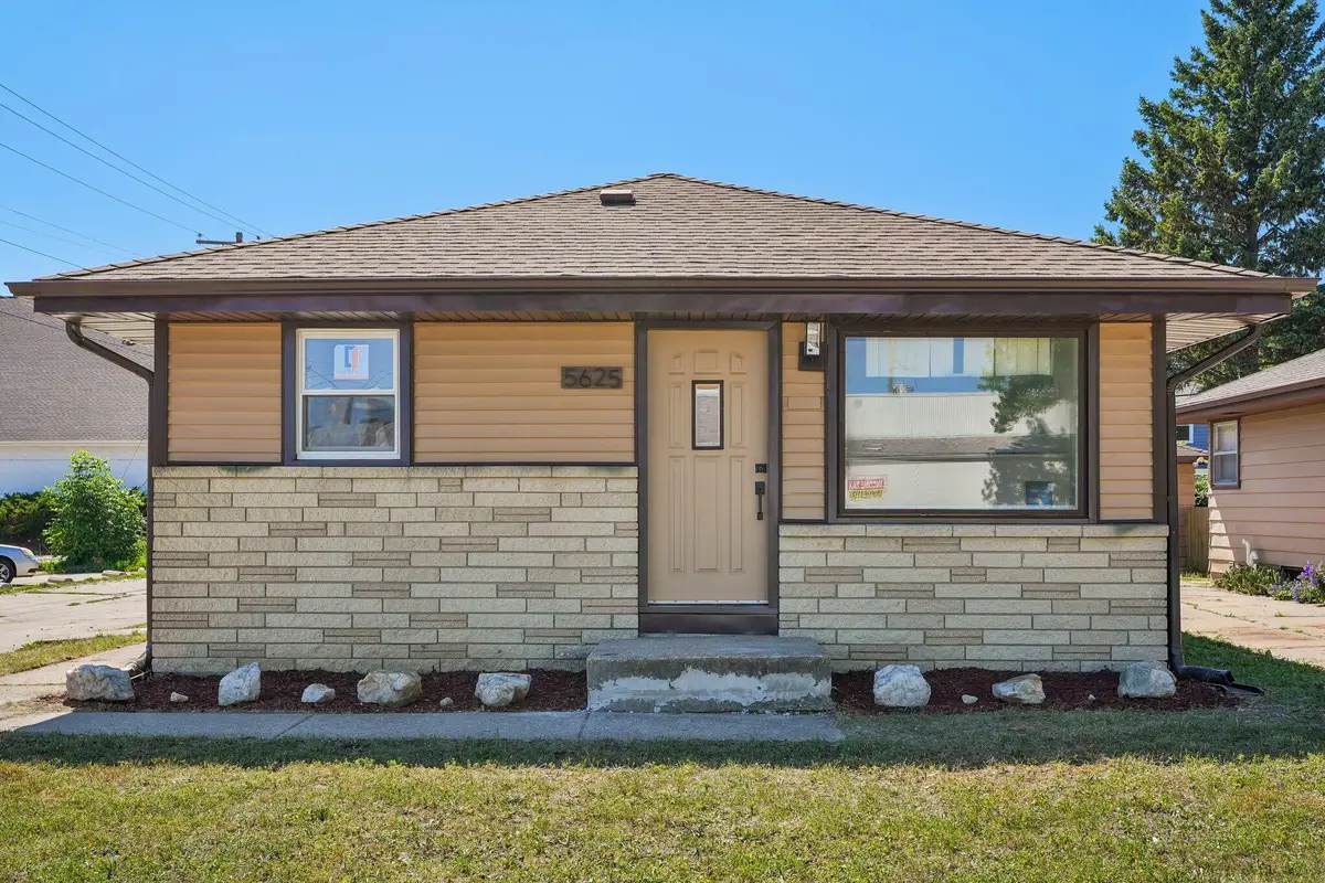 5625 N 92nd St, Milwaukee, WI 53225 - #1