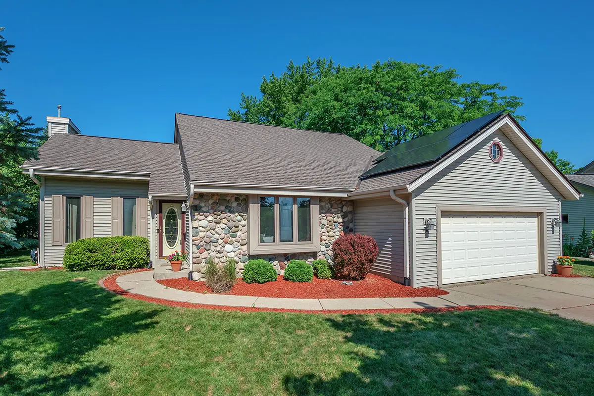 1716 Erin Ln, Waukesha, WI 53187 - #1