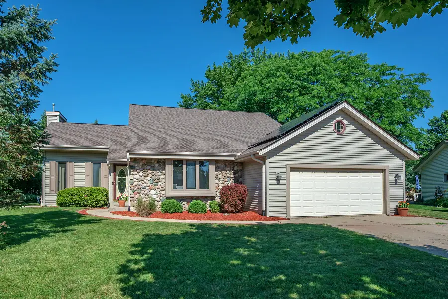 1716 Erin Ln, Waukesha, WI 53187 - #3
