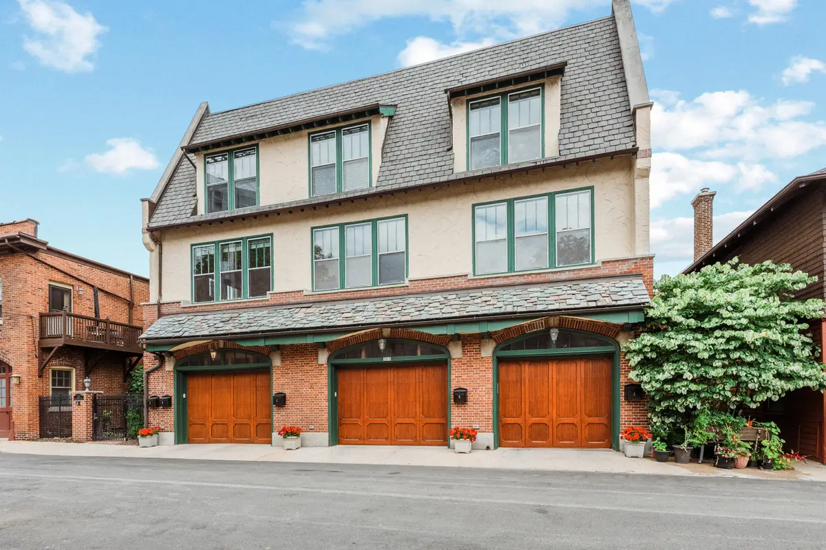 2010 E Windsor Pl, Milwaukee, WI 53202 - #1