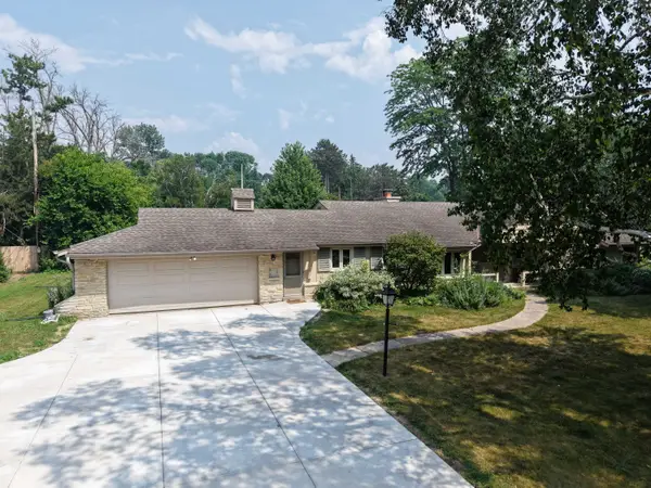 7860 N Fairchild Rd, Fox Point, WI 53217