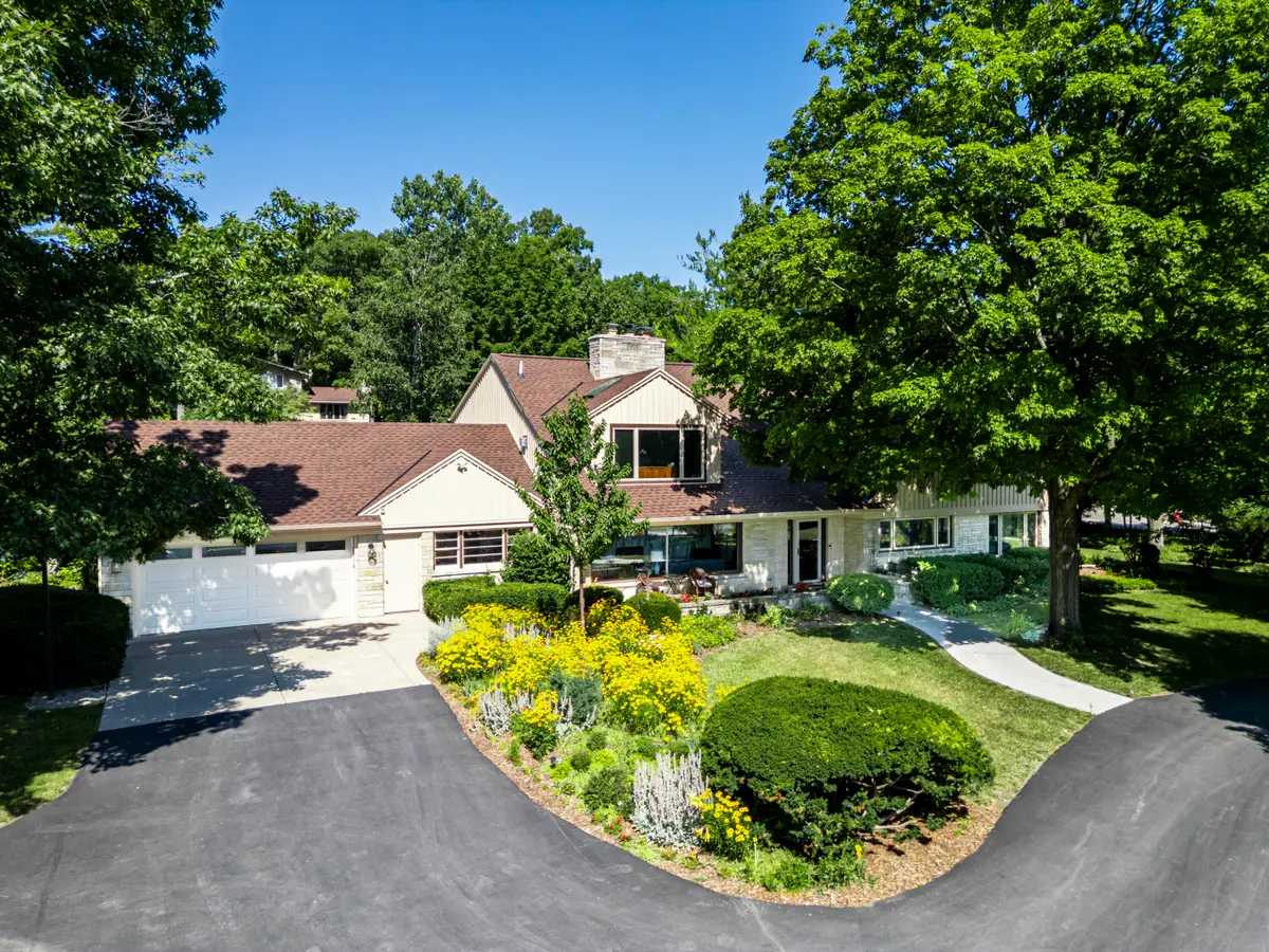 16755 Shore Line Dr, Brookfield, WI 53005 - #1