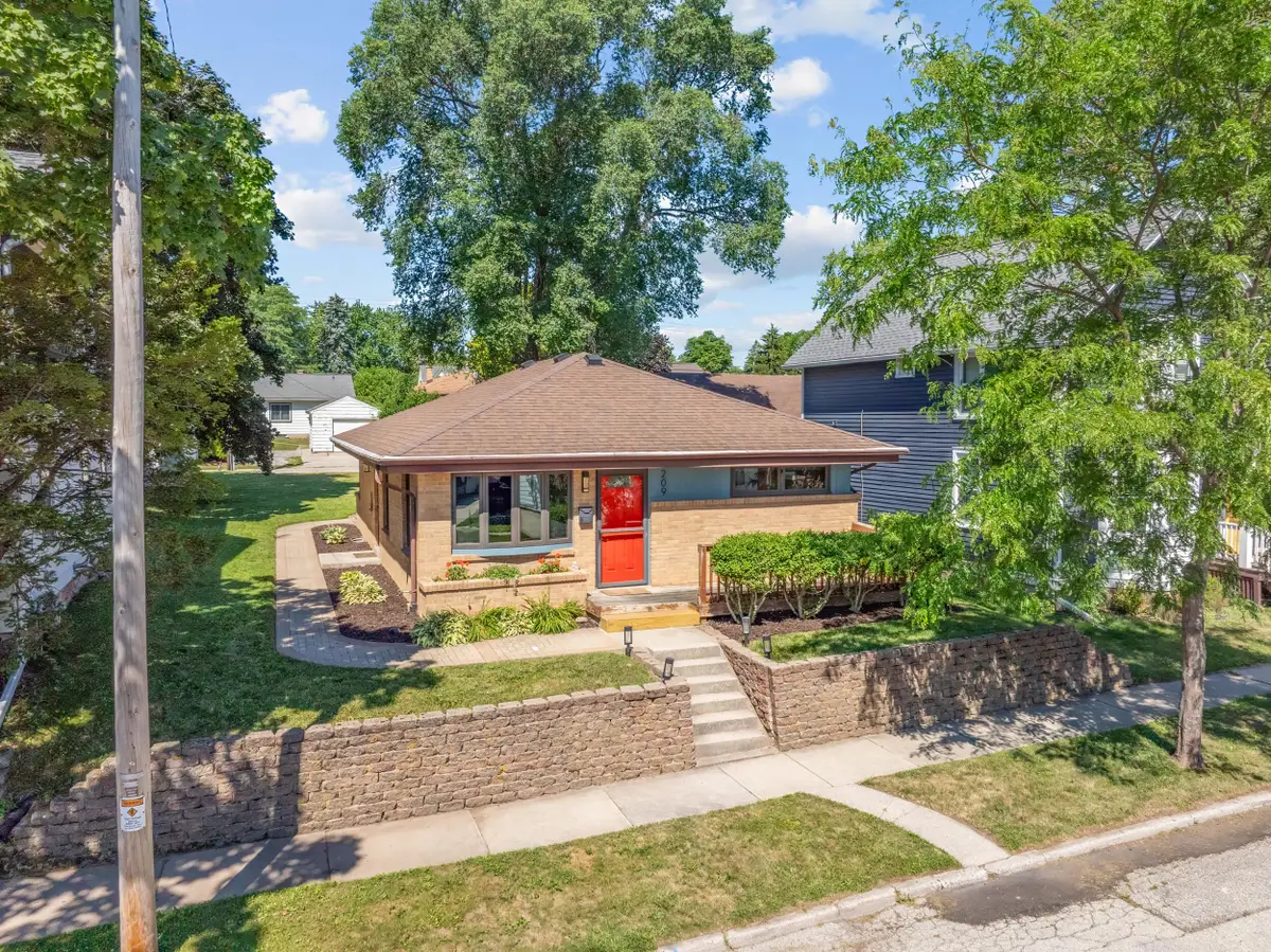 209 S Garfield Ave, Port Washington, WI 53074 - #1
