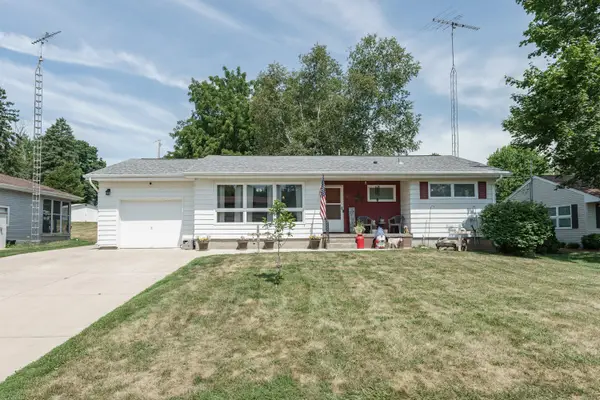 24 Park View Ln, Watertown, WI 53094