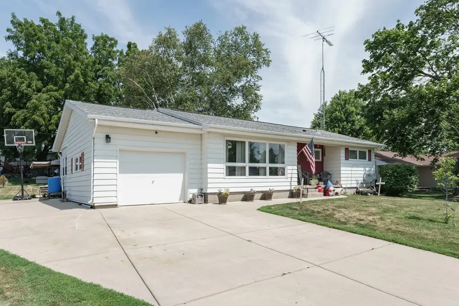 24 Park View Ln, Watertown, WI 53094 - #3