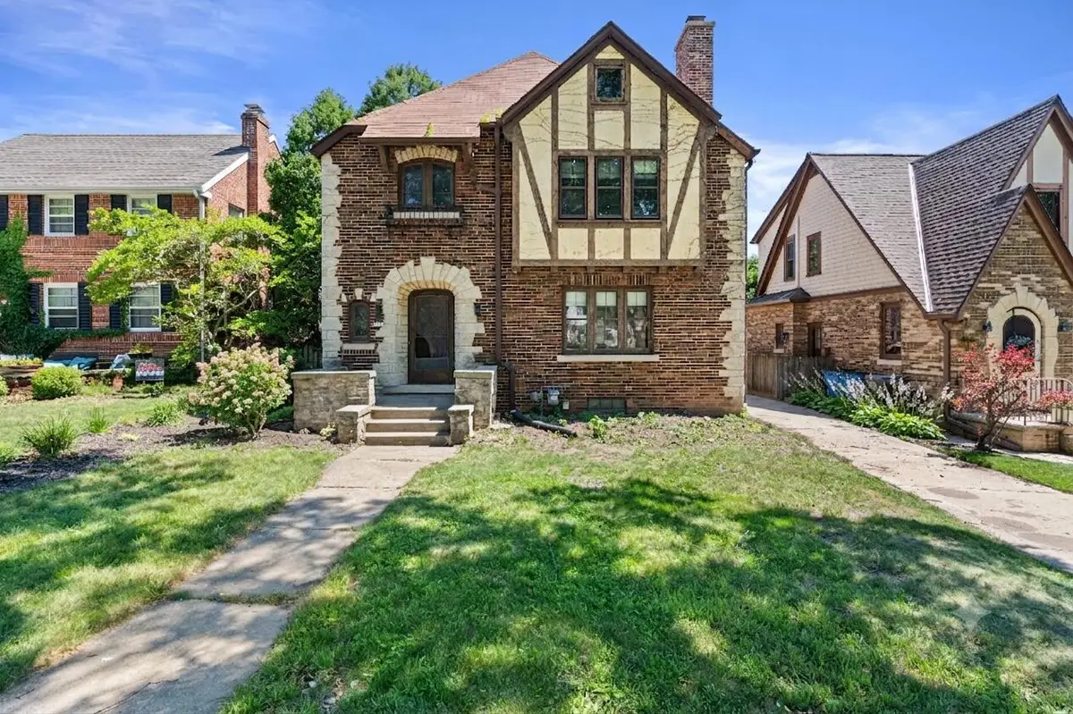 5072 N Larkin St, Whitefish Bay, WI 53217 - #1