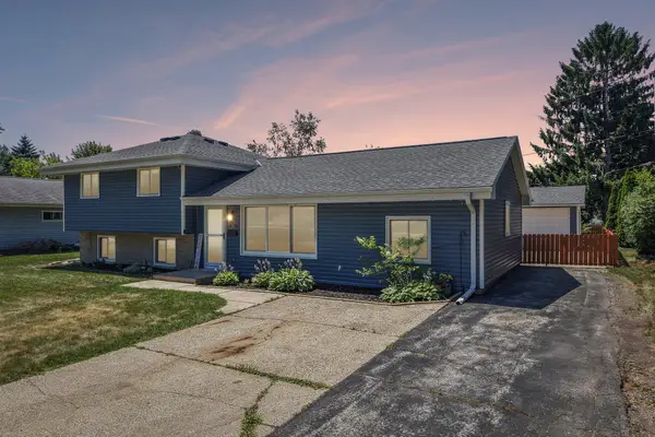 222 Millwood Ln, Waukesha, WI 53188