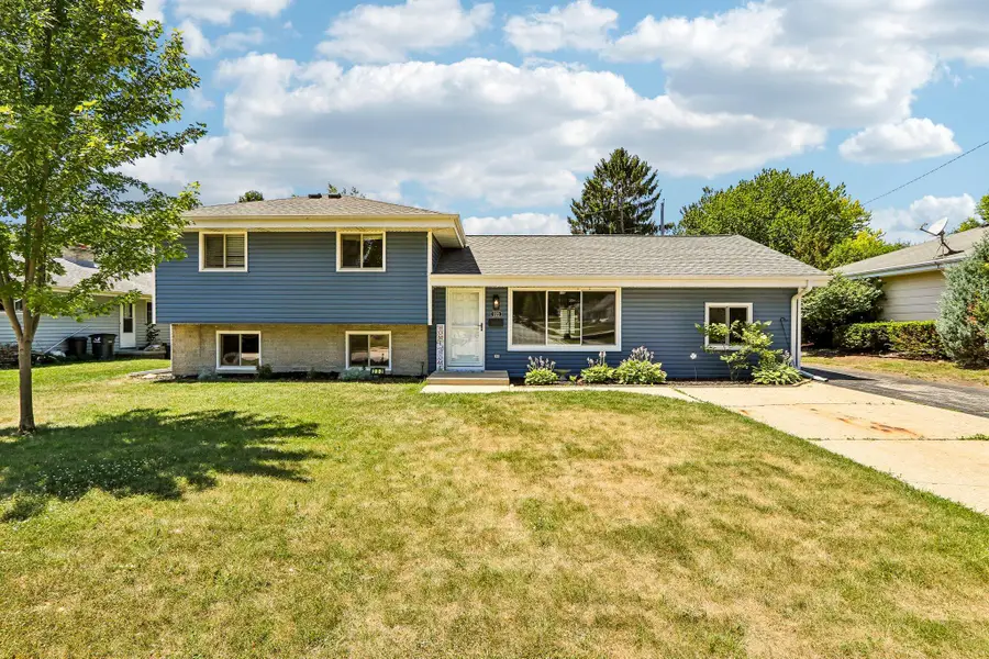 222 Millwood Ln, Waukesha, WI 53188 - #3