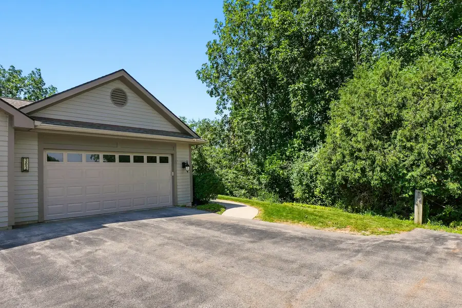 303 Parkview Ct, Hartland, WI 53029 - #2