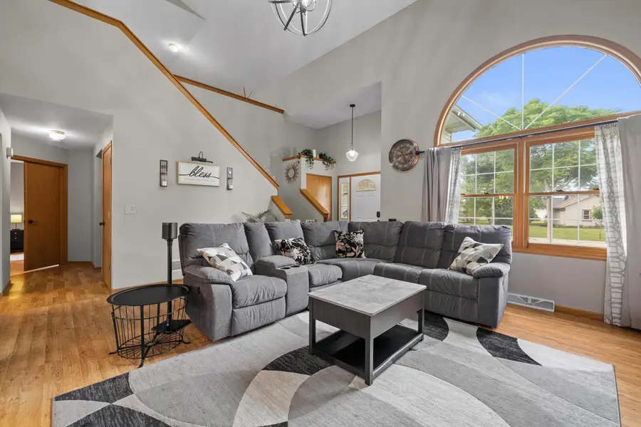 905 E Twin Oaks Dr, Oak Creek, WI 53154 - #2