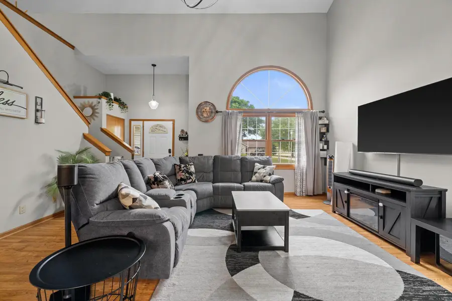 905 E Twin Oaks Dr, Oak Creek, WI 53154 - #3