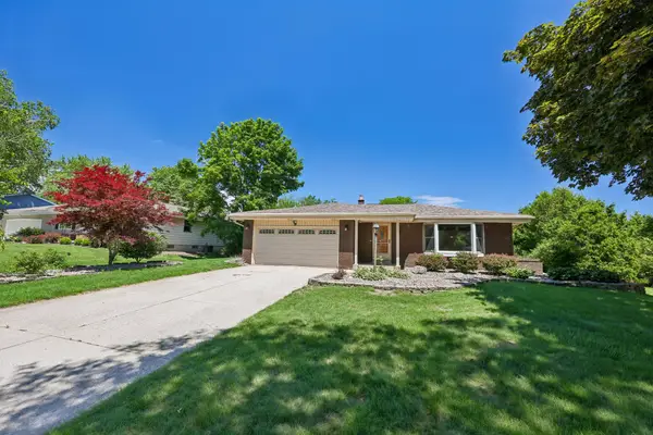 7557 Chapel Hill Ct N, Franklin, WI 53132