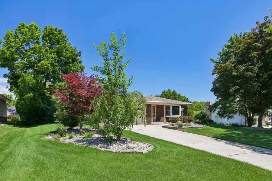 7557 Chapel Hill Ct N, Franklin, WI 53132 - #3