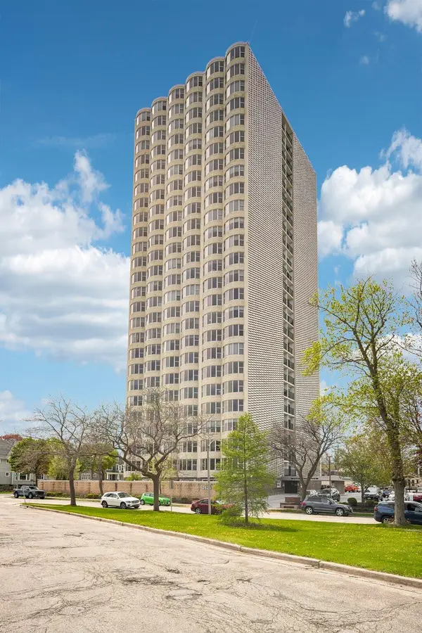 2525 S Shore Dr, Milwaukee, WI 53207