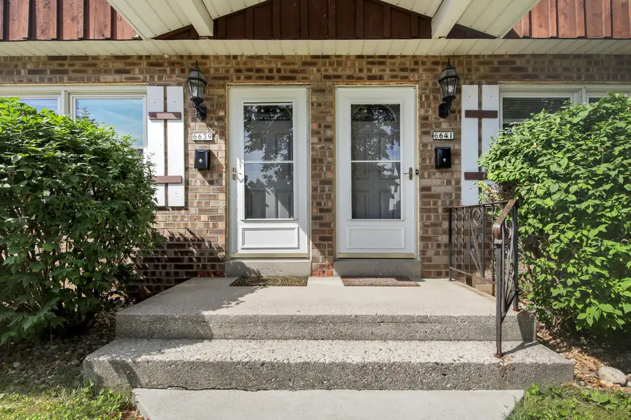 6639 Hillside Ln, Wauwatosa, WI 53213 - #2
