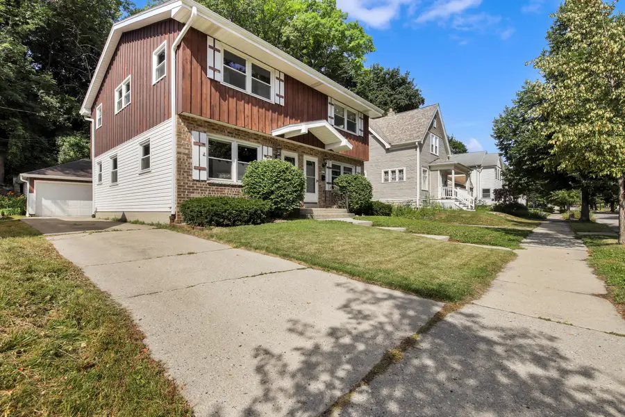 6639 Hillside Ln, Wauwatosa, WI 53213 - #3