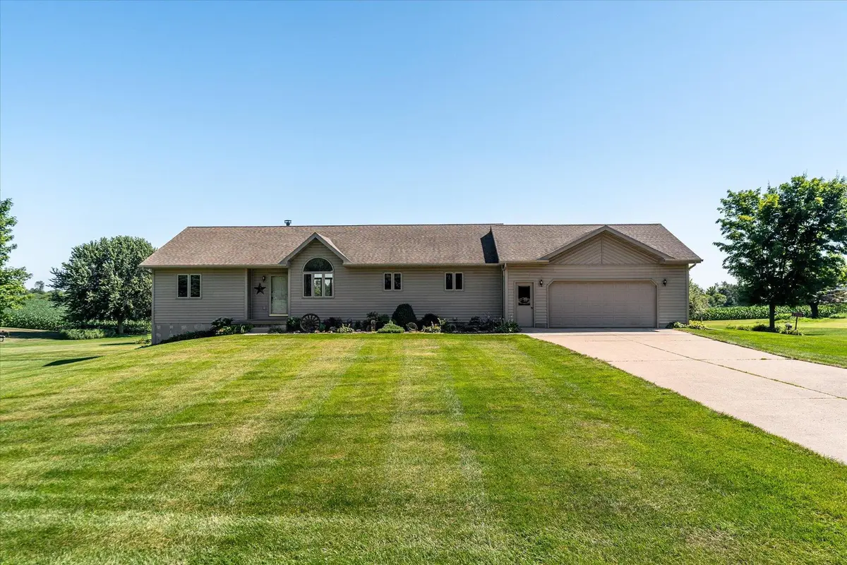 E7325 Skyline Dr, Viroqua, WI 54665 - #1